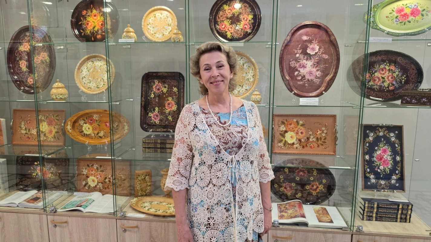 «Тюмень купеческая» на расписном подносе Веры Быковой